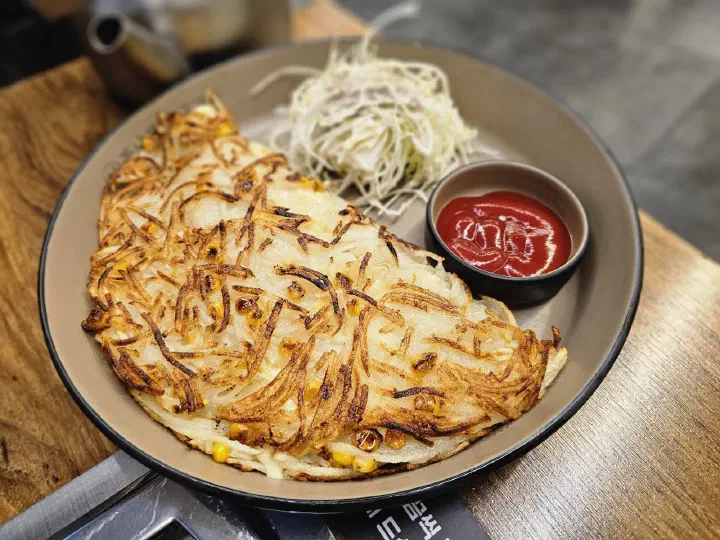 통나무집닭갈비 본점의 감자채전과 케첩, 양배추채