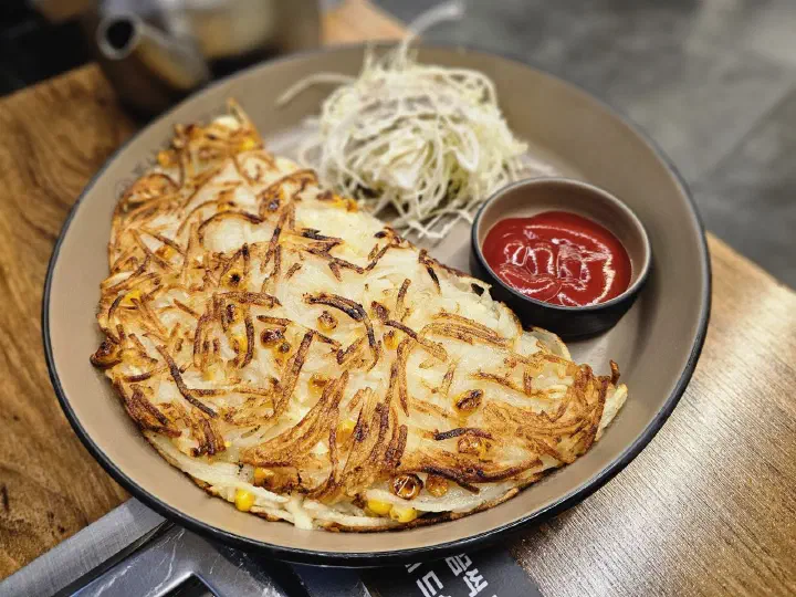 통나무집닭갈비 본점의 감자채전과 케첩, 양배추채