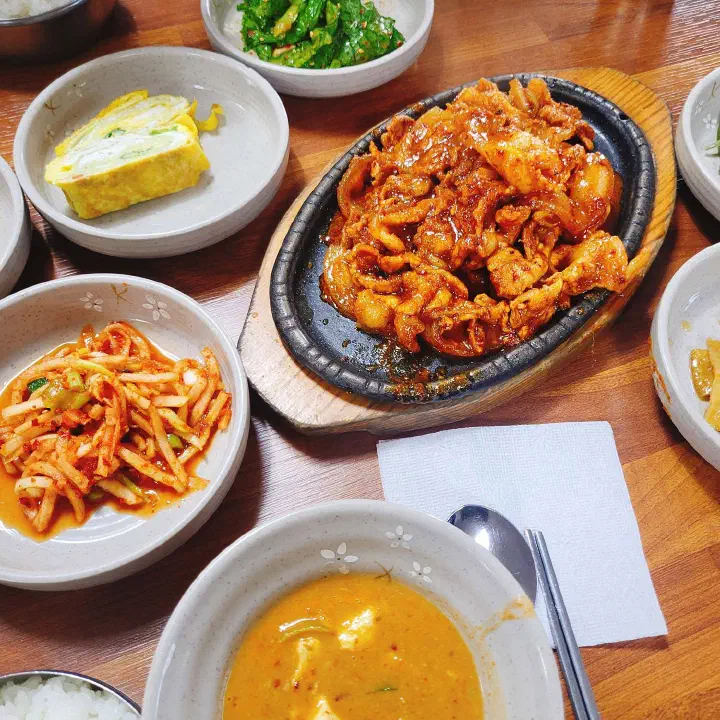 Stir-fried pork with the full table