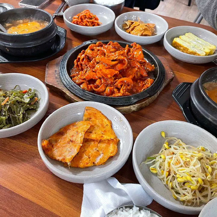 Stir-fried pork with kimchi and side dishes