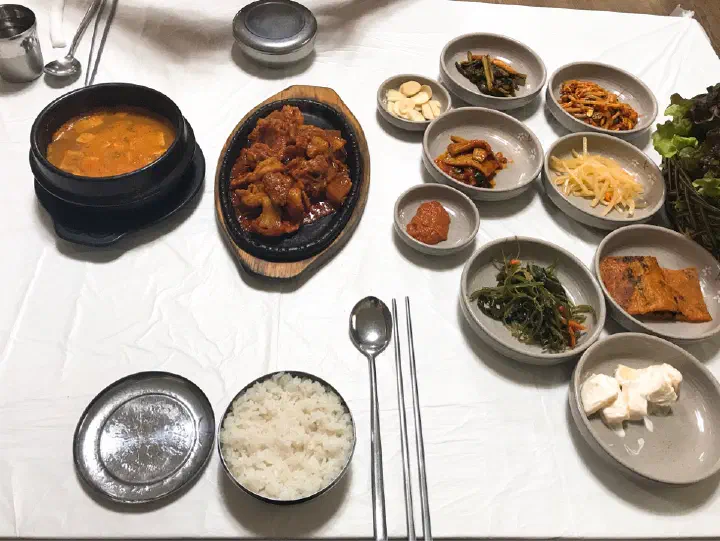 A full Korean set spread at Darak Garden