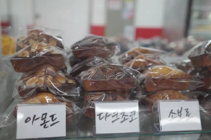 하영당 휘낭시에가 종류별로 가득 진열된 쇼케이스