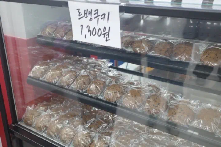 하영당 휘낭시에 다양한 맛 종류별 진열