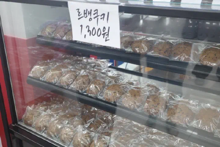 Many flavors of financier lined up in the Hayeongdang case