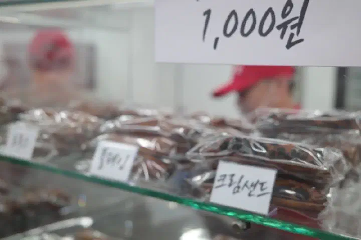 하영당 개당 천원 가격표가 붙은 휘낭시에 쇼케이스