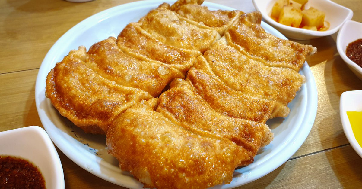 A plate of bibim-gunmandu at Taesan Mandu