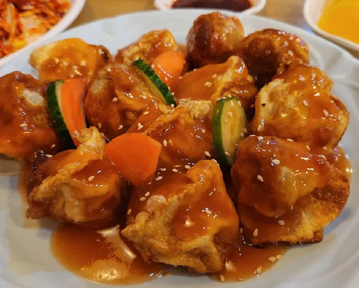 Taesan Mandu tangsu-mandu, fried dumplings coated in a sweet-and-sour ketchup-based sauce