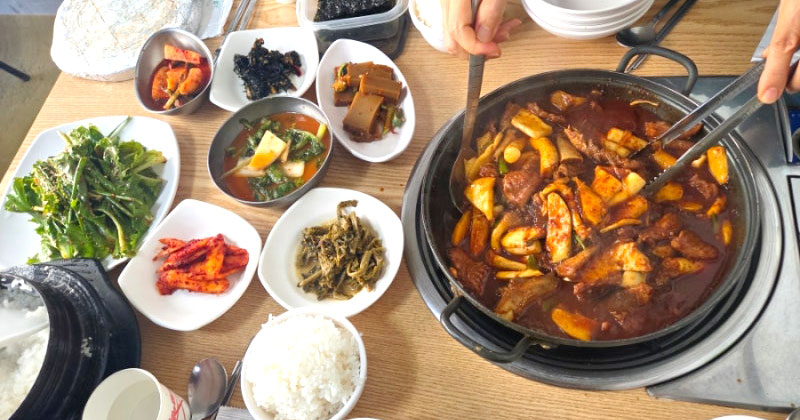 Spicy pork galbi and stone-pot rice at Dulle Sikdang, Daejeon