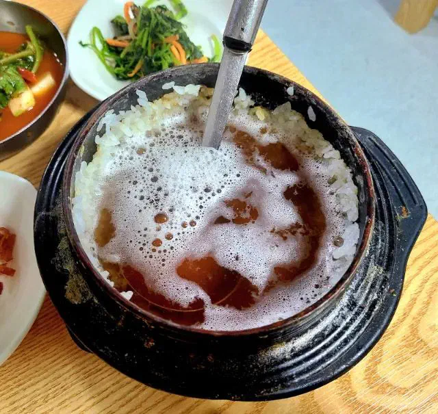 돌솥에 물 부어 만든 누룽지 숭늉