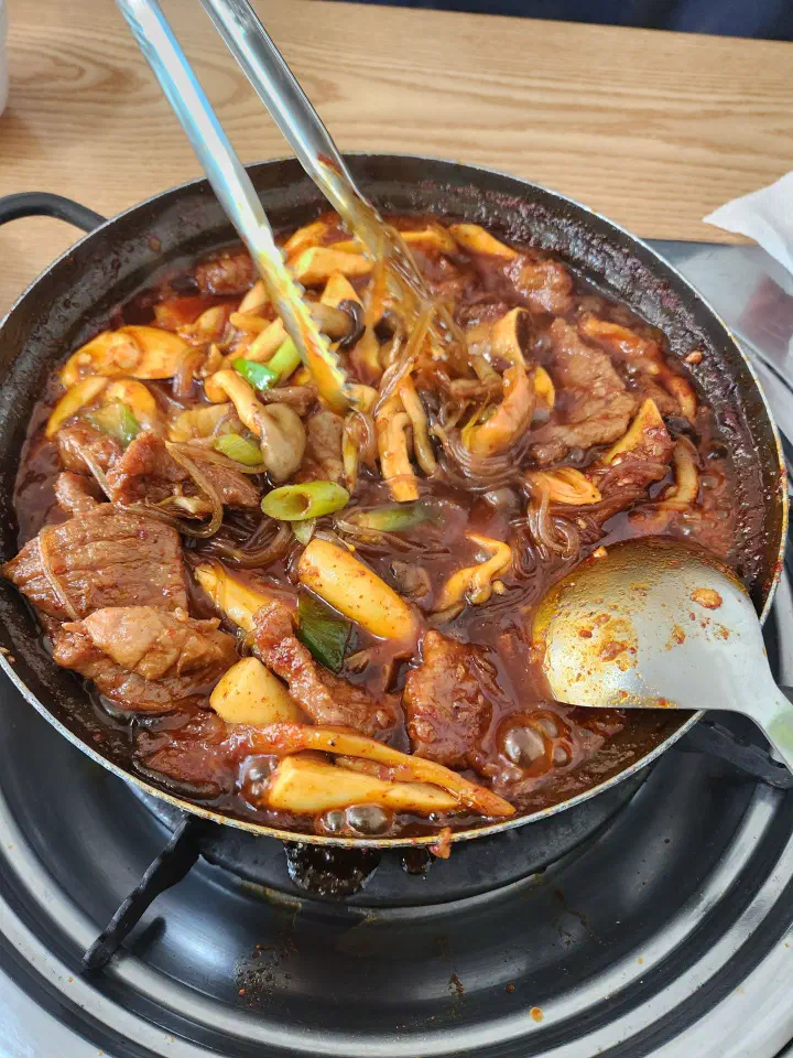 둘레식당 매운돼지냄비갈비 당면과 갈비 클로즈업