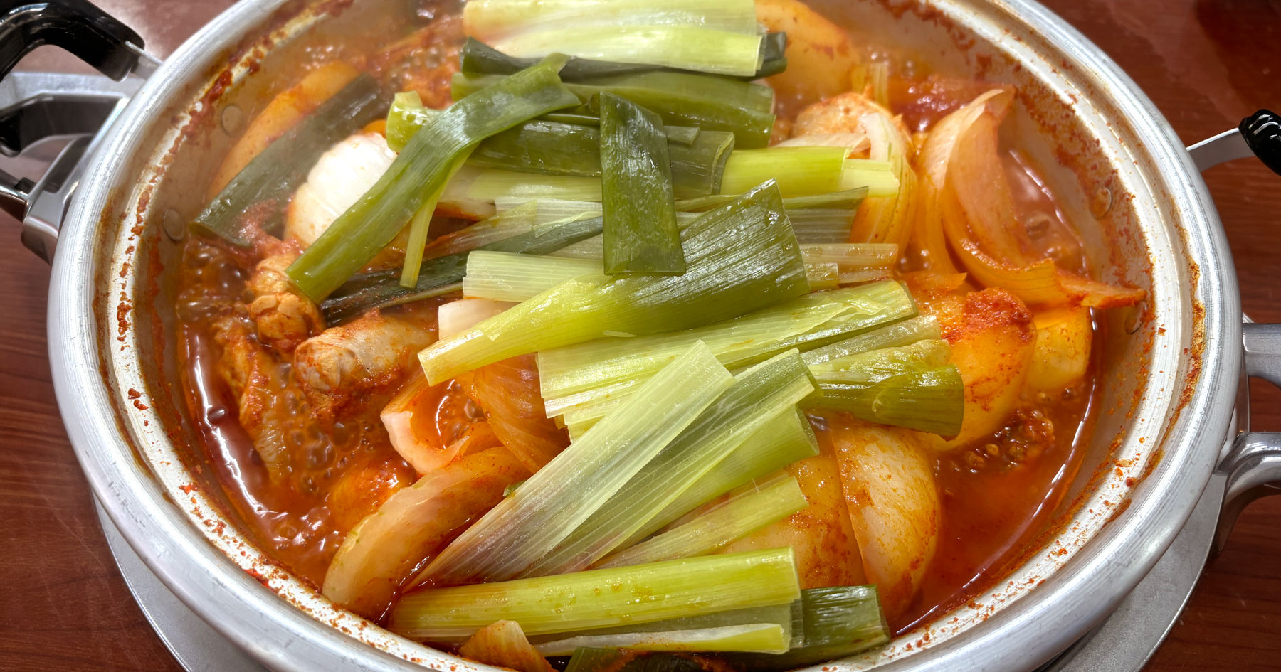 Dak-bokkeumtang topped with heaps of scallion at Hanyeong Sikdang in Daejeon