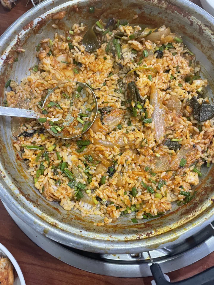 Bokkeumbap fried rice with chives and seaweed flakes made in the leftover sauce at Hanyeong Sikdang