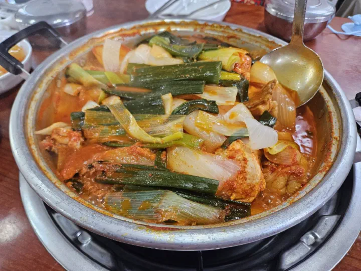 Scallion-heavy broth of the fully cooked dak-bokkeumtang at Hanyeong Sikdang