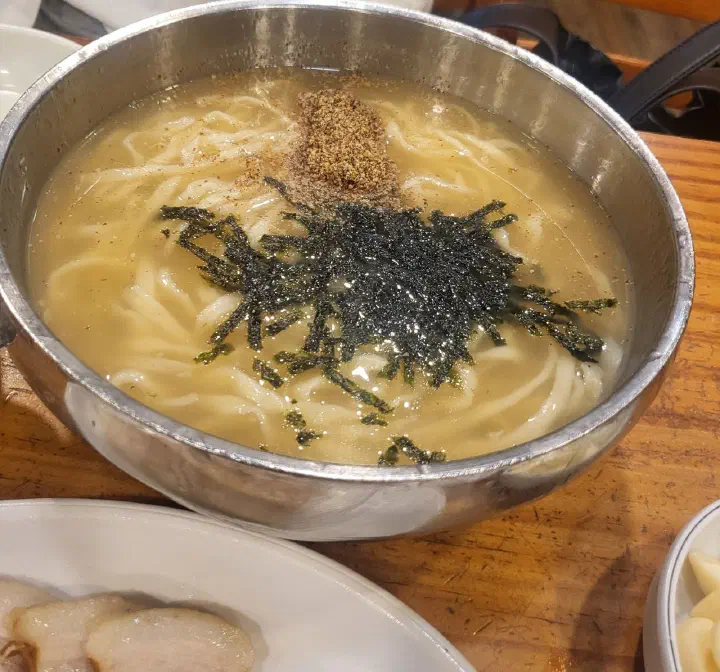 들깨가 풀려 뽀얗고 진해진 김화칼국수 국물과 김가루
