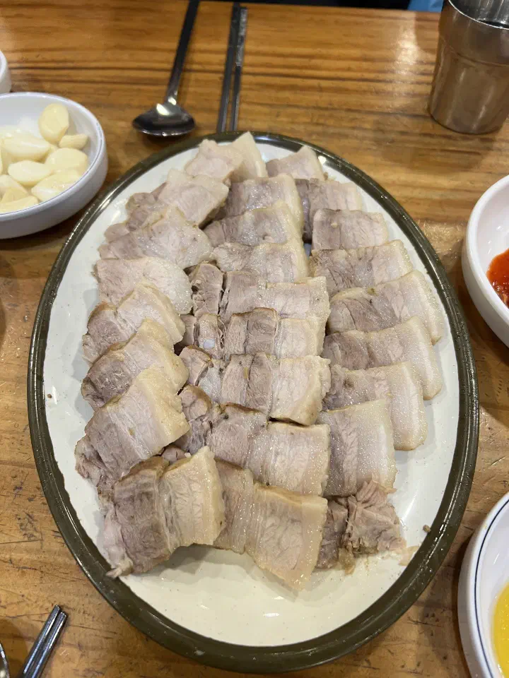 김화칼국수 수육 대자 접시에 도톰하게 썰어 나온 삼겹 수육