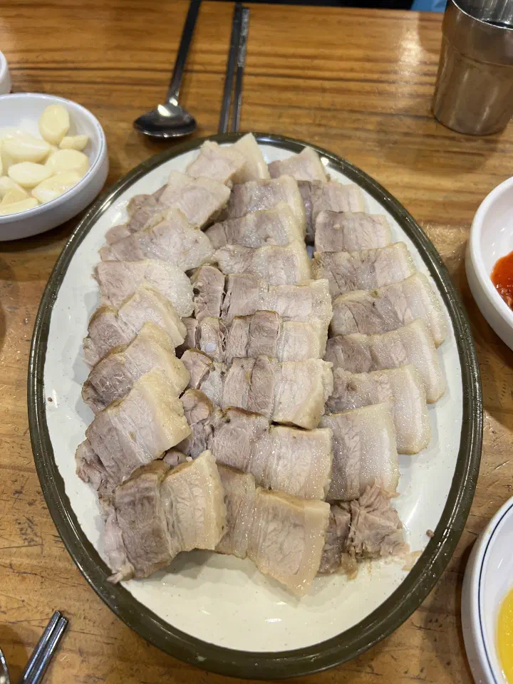 Large plate of thickly sliced suyuk pork belly at Kimhwa Kalguksu