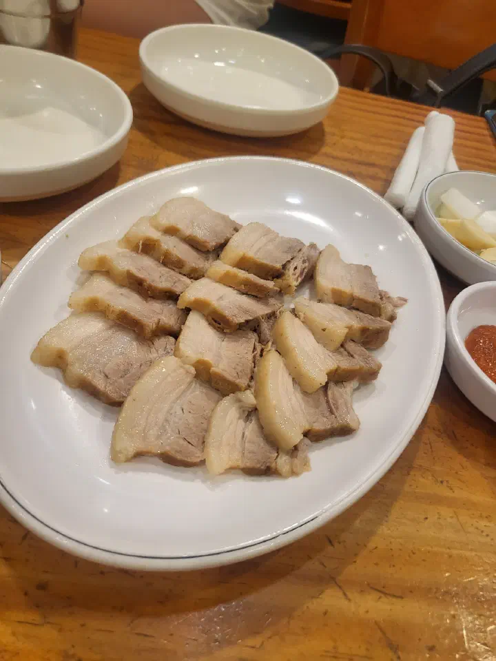Sliced suyuk showing how the fat-to-lean ratio varies from plate to plate