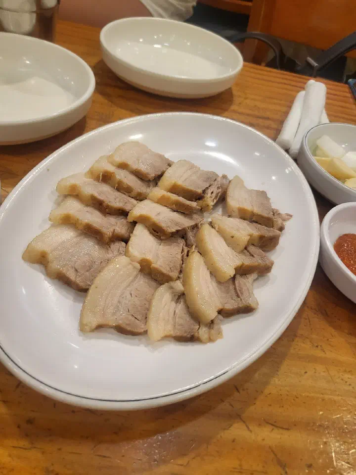 접시마다 조금씩 다른 김화칼국수 수육의 비계와 살코기 비율