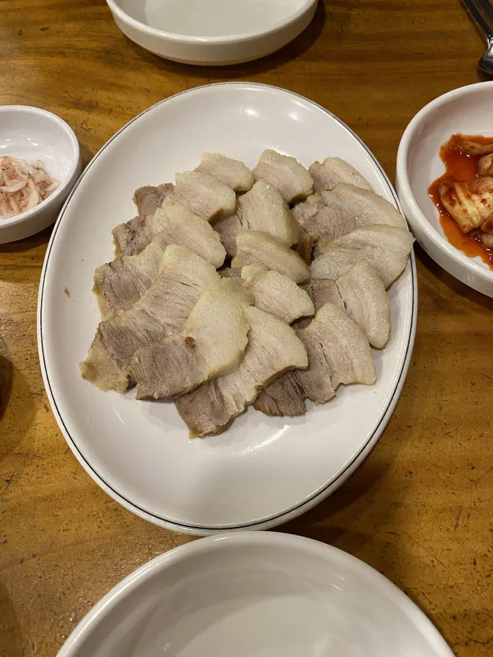 13,000원짜리 김화칼국수 수육 소자 한 접시