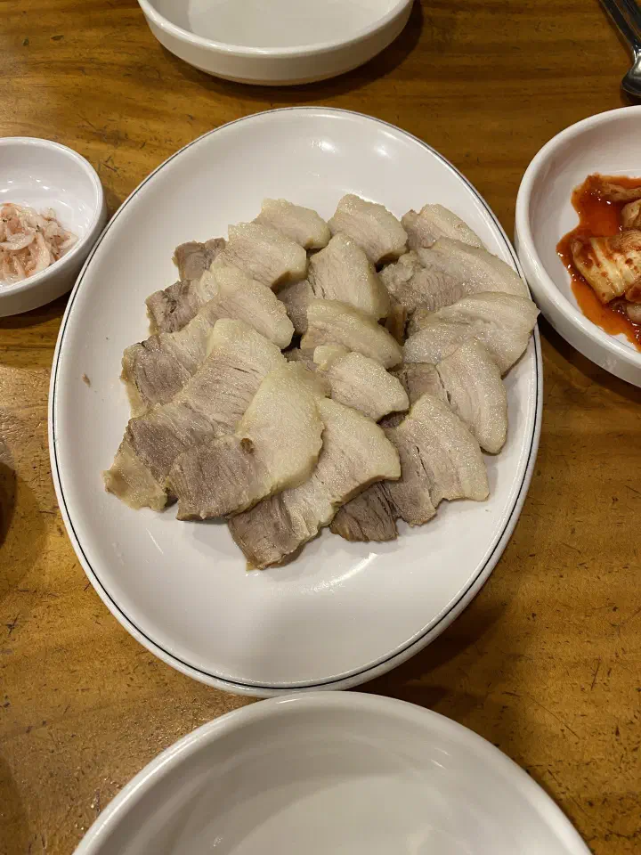 The 13,000-won small plate of suyuk at Kimhwa Kalguksu