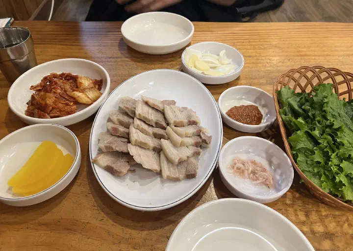 Suyuk wrapping set at Kimhwa Kalguksu with lettuce leaves, garlic, onion, ssamjang and salted shrimp