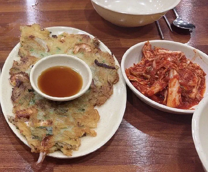 오씨칼국수 해물파전과 곁들여 나온 매운 김치 한 접시