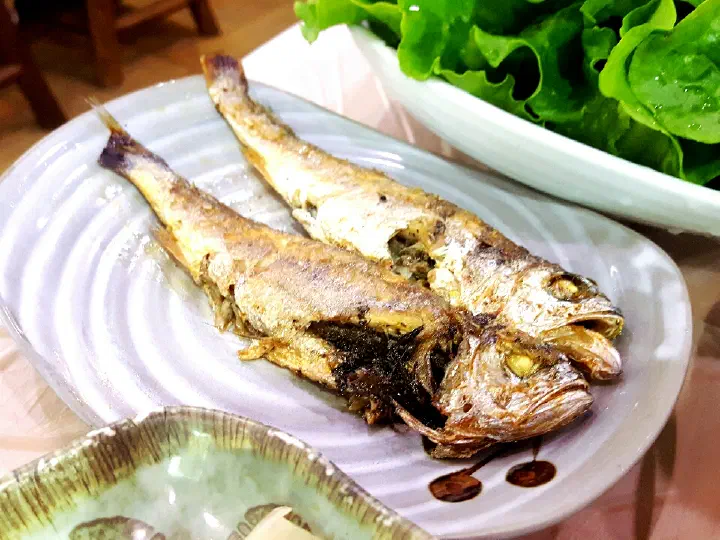Lightly grilled fish side dish at Hansangeun Daetongbapjip