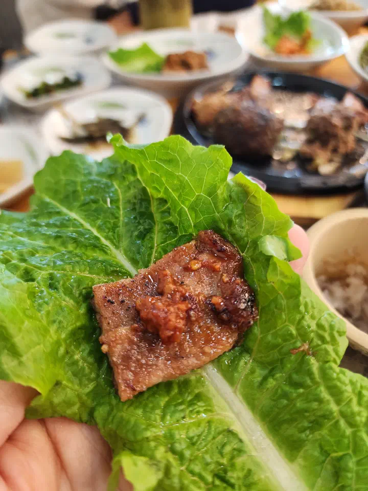 Lettuce wrap with grilled rib and toha-jeot at Hansangeun Daetongbapjip