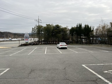 Spacious private parking lot at Hansangeun Daetongbapjip