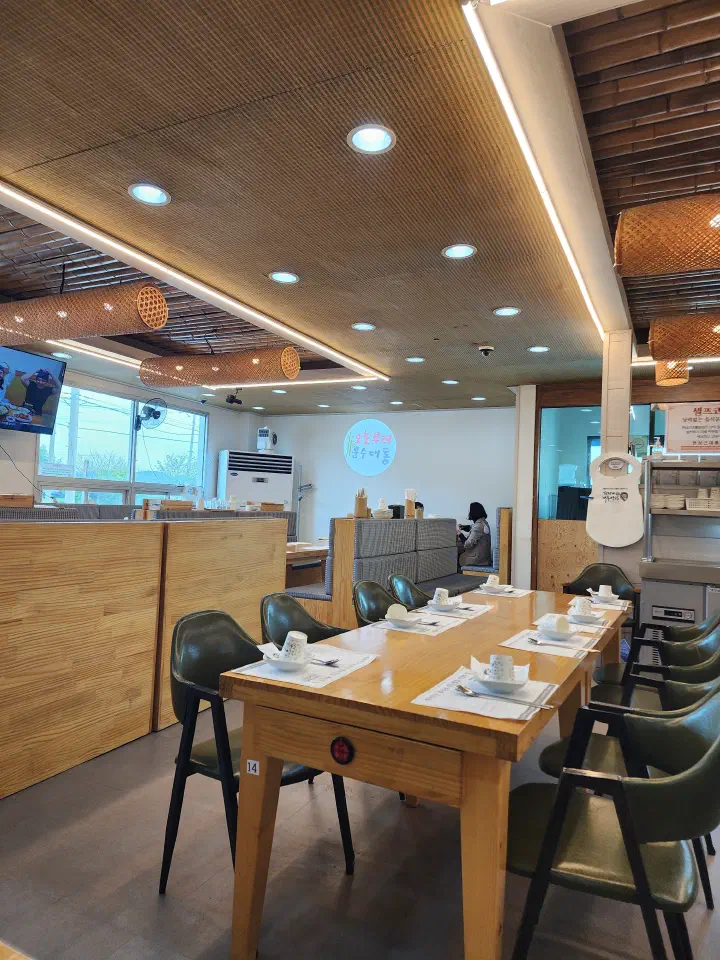 Roomy, comfortable seating area at Hansangeun Daetongbapjip