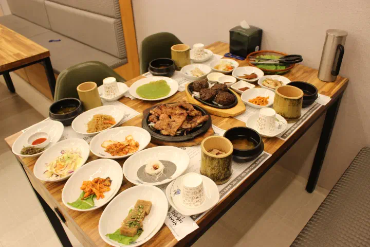 Hansangeun set meal with bamboo rice, charcoal pork ribs and tteokgalbi laid out