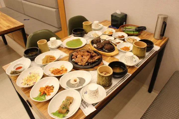 한상근정식 대통밥과 돼지숯불갈비, 한우떡갈비가 차려진 한 상
