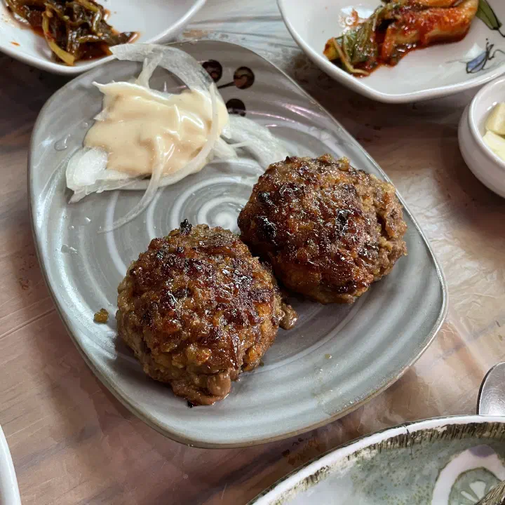Close-up of golden-seared hanu tteokgalbi at Hansangeun Daetongbapjip