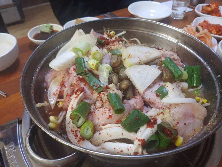 살이 도톰하게 오른 생아구와 무 콩나물을 담아 끓이기 전 아구탕 냄비