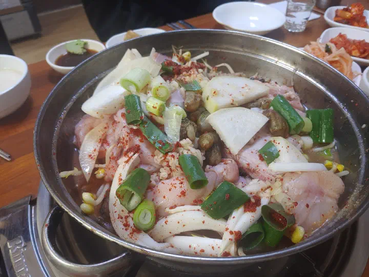 Thick winter monkfish with radish and bean sprouts in an unboiled agutang pot