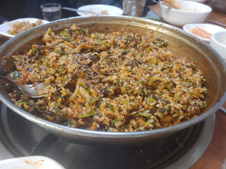 남은 아구찜 양념에 미나리와 김을 넣고 볶아낸 삼다도 볶음밥