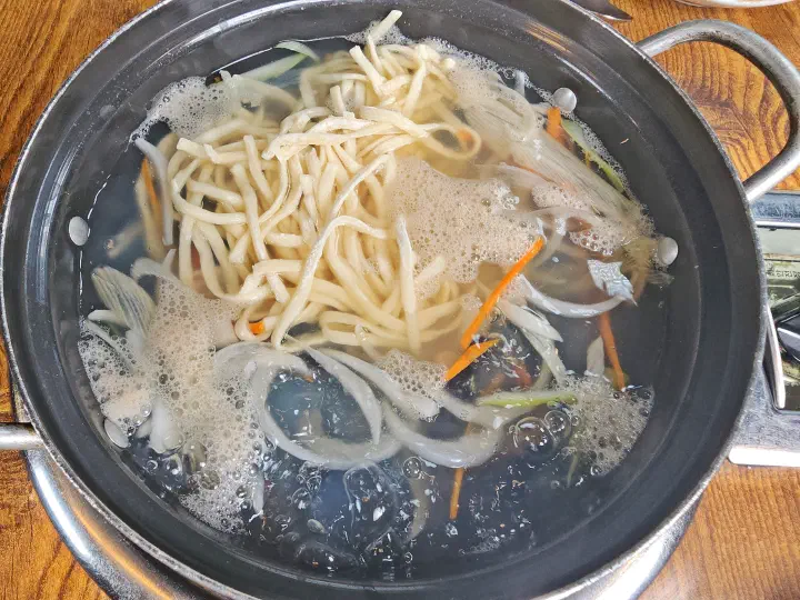 콩나물 듬뿍 넣은 복어 전골