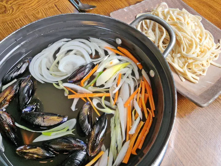 홍합 가득한 홍합칼국수