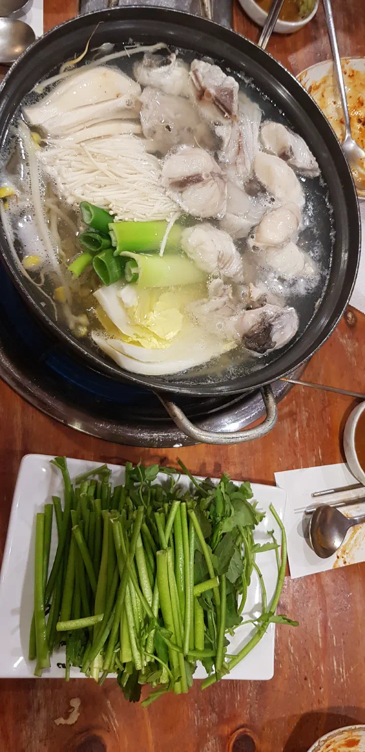 채소 가득한 밀복지리