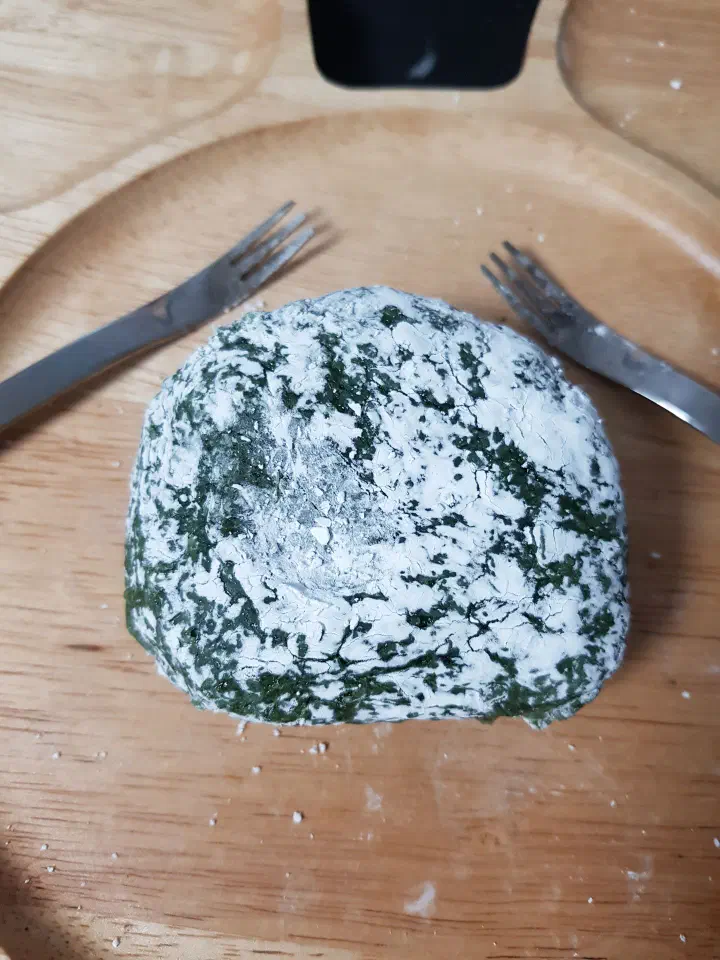 진한 초록빛이 도는 참순찰떡방 쑥 찹쌀떡 한 개