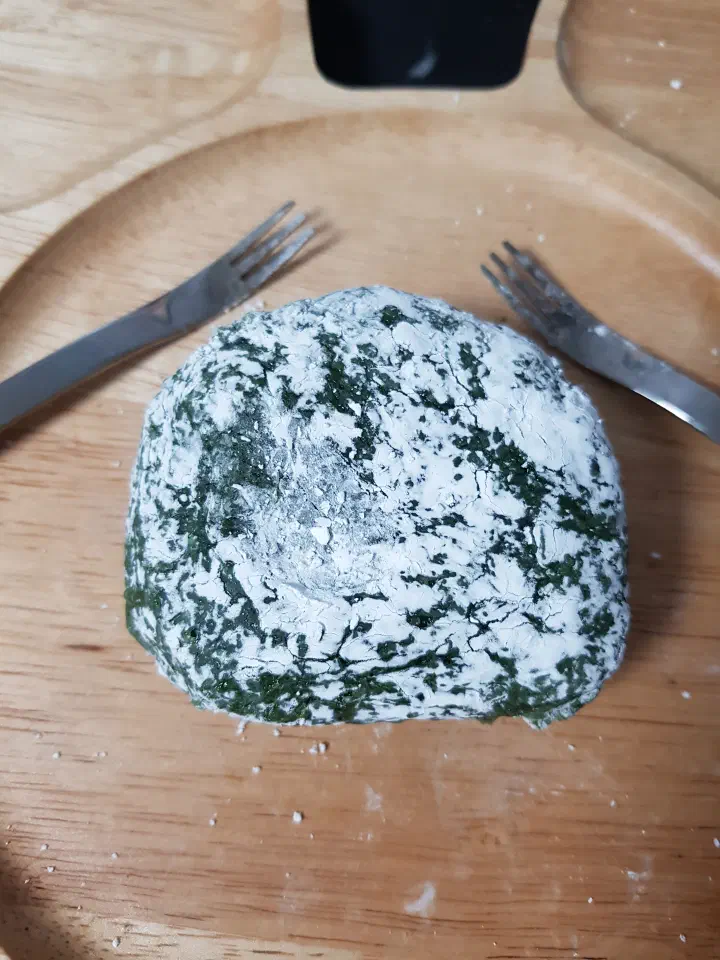 A deep-green mugwort chapssaltteok from Chamsoon Chaltteokbang