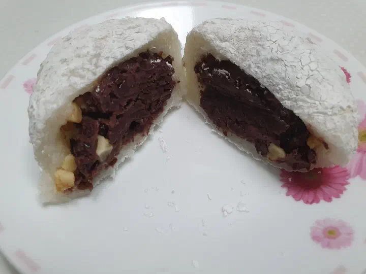 팥알과 호두가 씹히는 참순찰떡방 찹쌀떡 팥소 단면