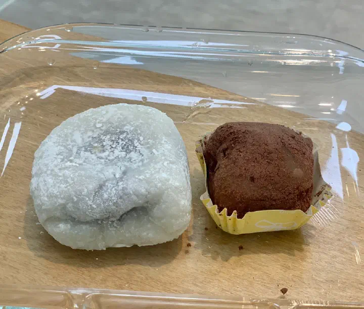 White and brown-rice chapssaltteok side by side from Chamsoon Chaltteokbang