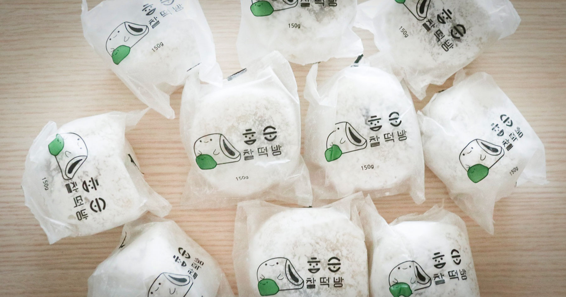 Rice-grain chapssaltteok and mugwort mochi from Chamsoon Chaltteokbang in Gangneung