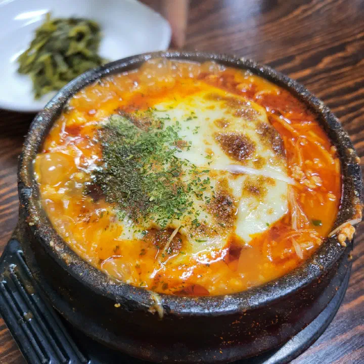 최일순짬뽕순두부 치즈쫄면순두부 위에 녹아 덮인 모짜렐라 치즈