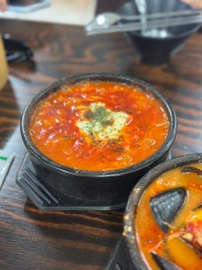최일순짬뽕순두부 치즈쫄면순두부와 짬뽕순두부를 나란히 놓은 2인 조합