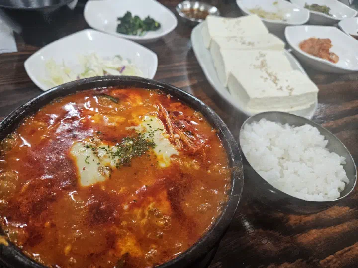 최일순짬뽕순두부 치즈순두부와 모두부, 공기밥이 함께 차려진 상차림