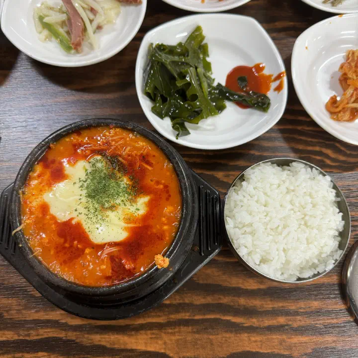최일순짬뽕순두부 치즈순두부와 공기밥, 미역과 김치 반찬 상차림