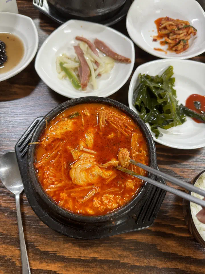 최일순짬뽕순두부 얼큰이순두부 뚝배기에 담긴 팽이버섯과 붉은 국물