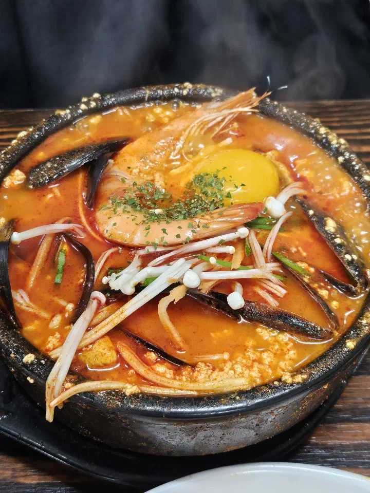 강릉 최일순짬뽕순두부 짬뽕순두부 뚝배기에서 김이 오르는 모습